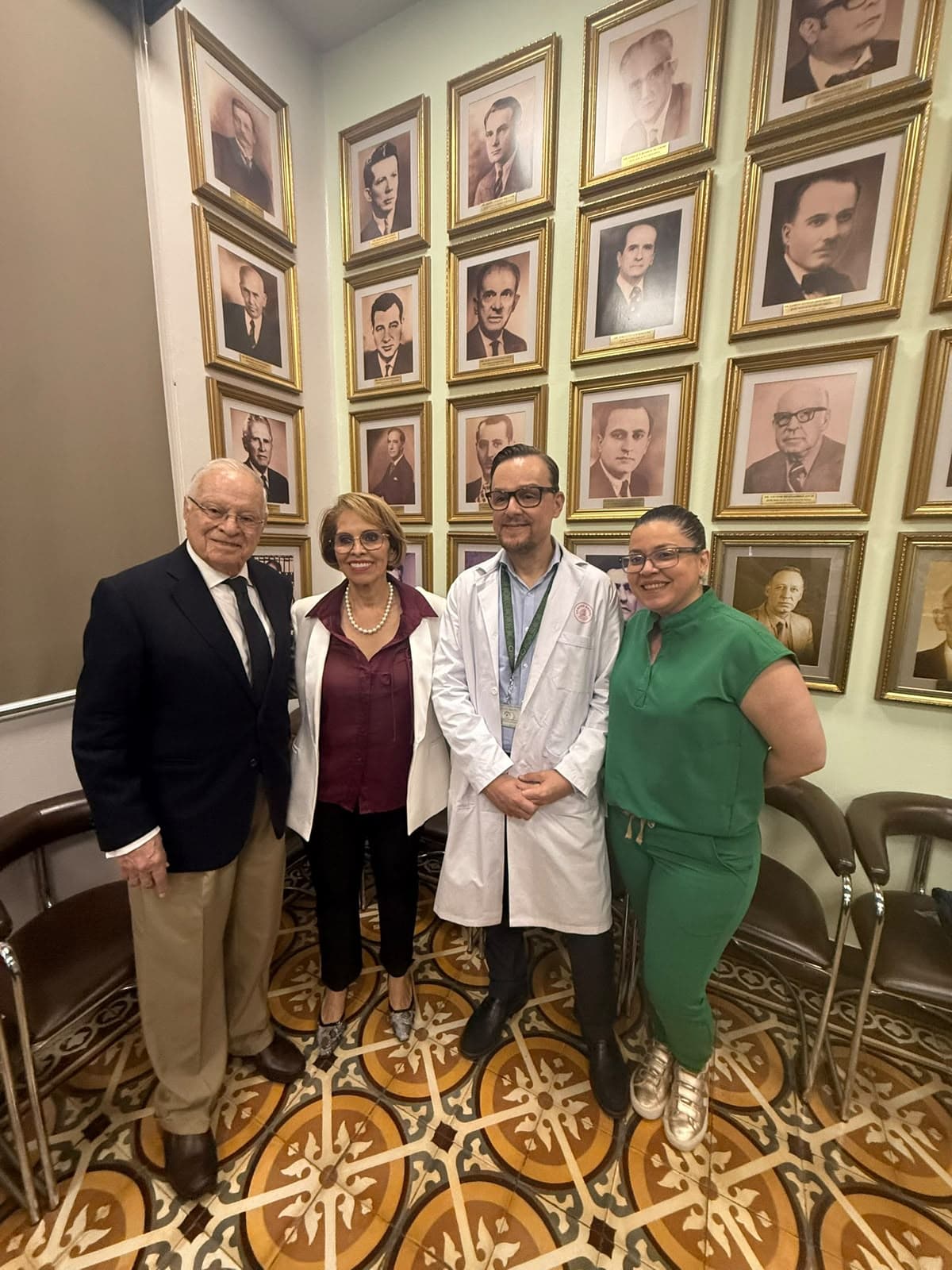Representantes de Hope Gala junto al personal médico del Hospital San Juan de Dios