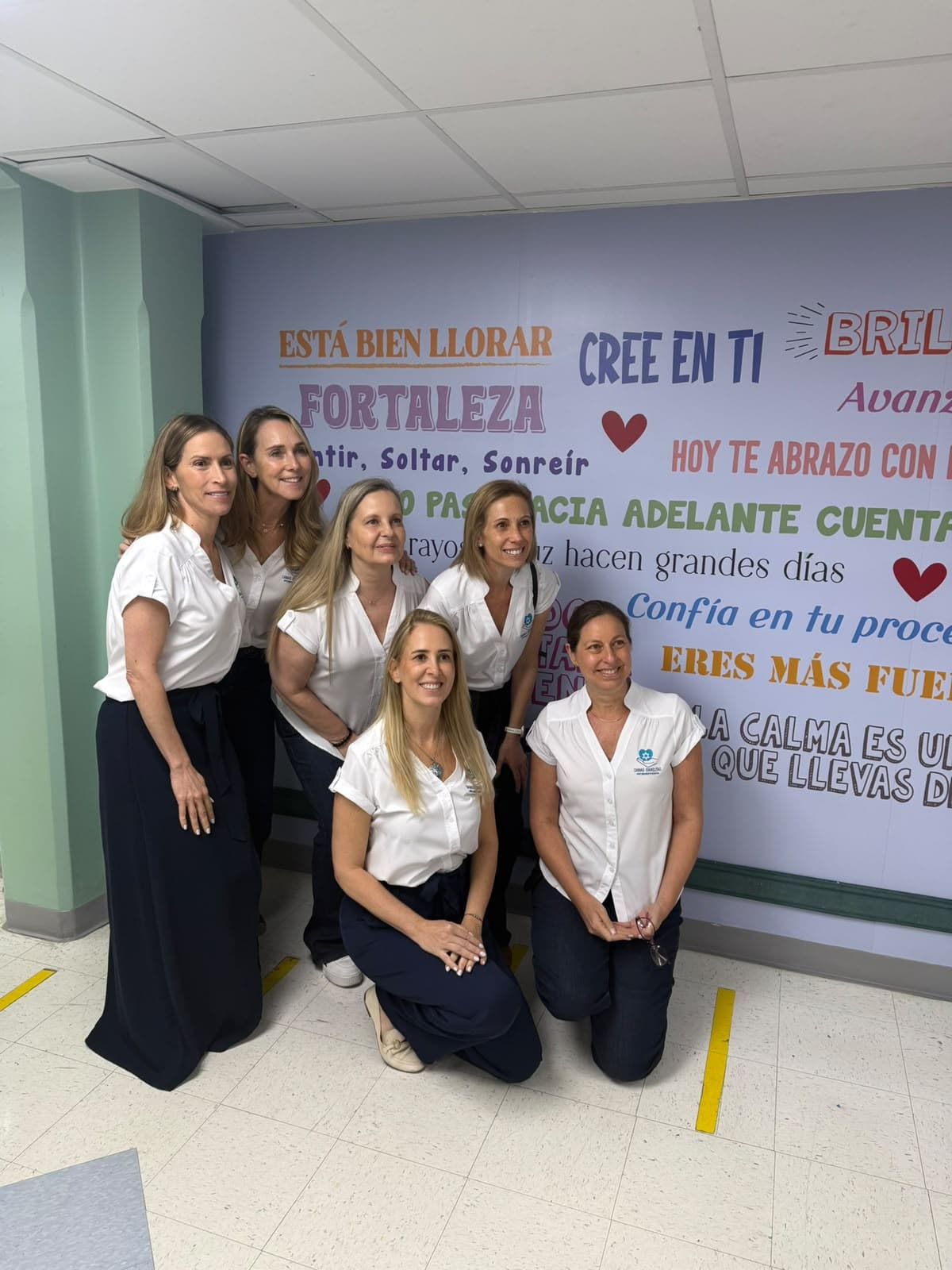 Equipo de voluntarias que impulsó la campaña de libros para la sala de espera