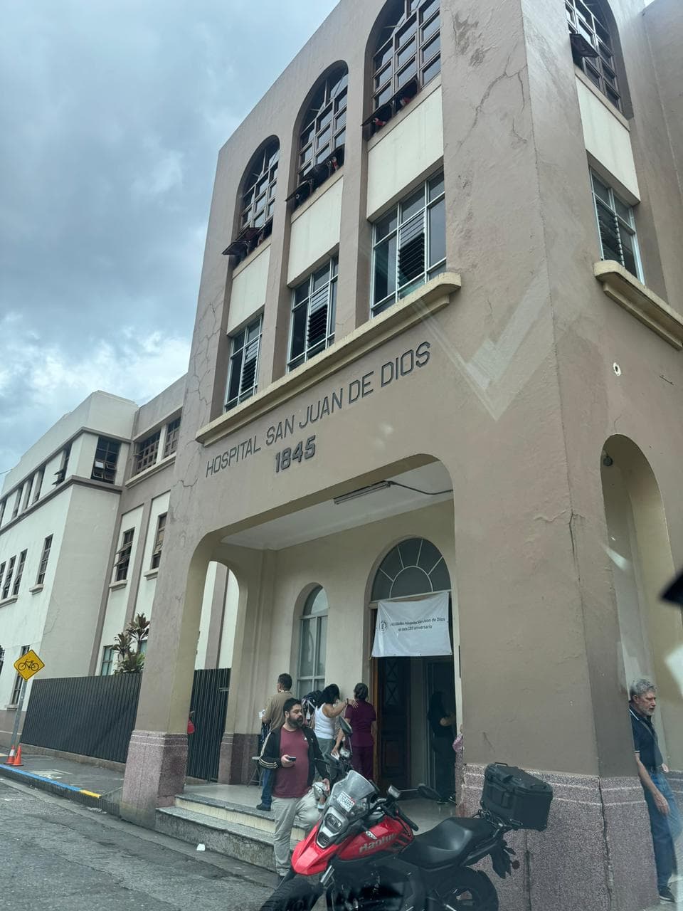 Edificio principal del hospital al atardecer