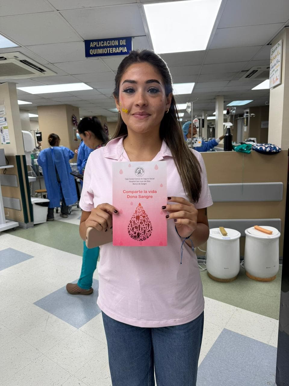 Voluntarios interactuando con pacientes en la sala del hospital